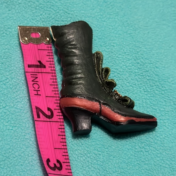 Set of 6 adorable vintage miniature womens’ porcelain or resin (?) boots - Picture 13 of 13